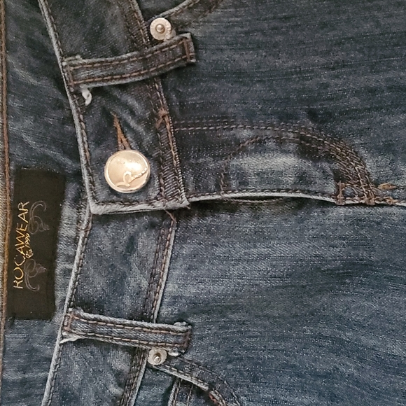 Junior Girls Rocawear Cropped Blue Jeans in a Size 5 - Picture 3 of 5